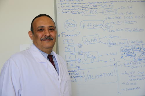 يحاول د. حسن عزازي أن يجعل وسائط التشخيص ميسورة التكلفة.
